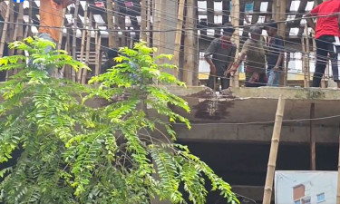 অনুমোদন না থাকায় মিরপুর-১৩ তে বাড়ি ভাঙছে রাজউক
