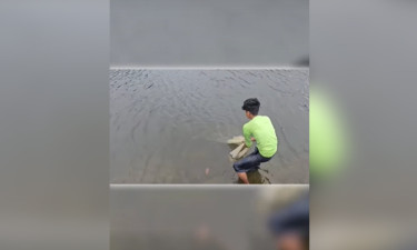 সেন্ট মার্টিনে জমে থাকা বৃষ্টির পানিতে মাছ শিকার