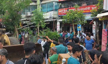 মিরপুরে চলছে ডিএনসিসির অবৈধ স্থাপনা উচ্ছেদ অভিযান