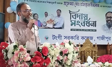 কলেজ থেকে বিদায় সংবর্ধনায় স্ত্রীর কাছে ক্ষমা চাইলেন প্রিন্সিপাল