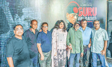 মেয়ের হাত ধরে ফিরছে আজম খানের উচ্চারণ