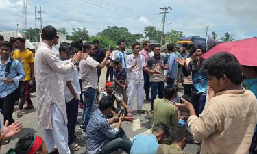 চট্টগ্রাম-কক্সবাজার মহাসড়ক অবরোধ করে শিক্ষার্থীদের বিক্ষোভ