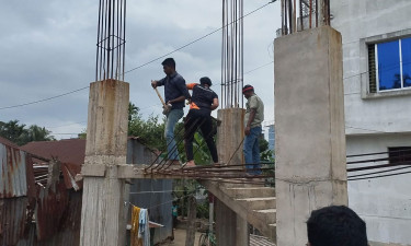 নকশাবহির্ভূত ভবনের বর্ধিত অংশ ভেঙে দিল রাজউক