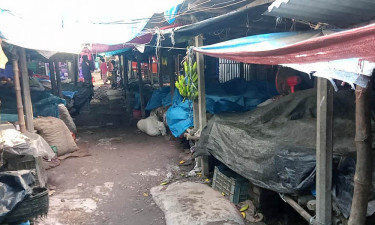 হাটে অতিরিক্ত টোল দাবি, ব্যবসা প্রতিষ্ঠান বন্ধ