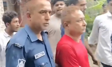 বাড়ি ঘেরাও করে আ. লীগের মোড়লকে ধরল জনতা, অতঃপর...