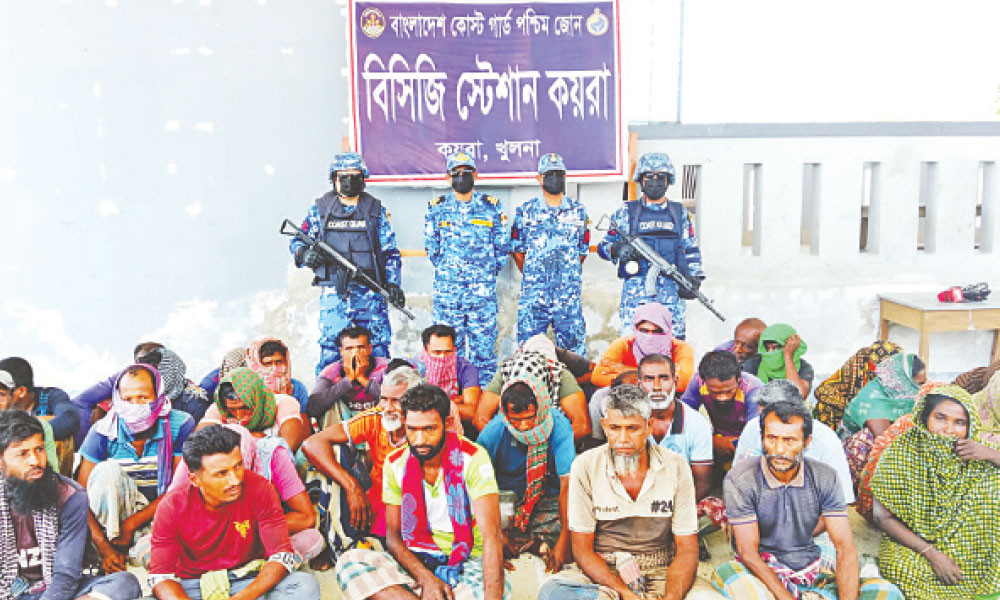সুন্দরবন ৫ দস্যু বাহিনীর কবজায়
