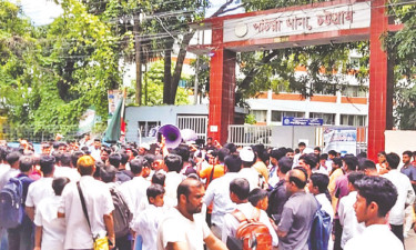 বৈষম্যবিরোধী-এনসিপির আন্দোলনের মুখে পটিয়া থানার ওসি প্রত্যাহার