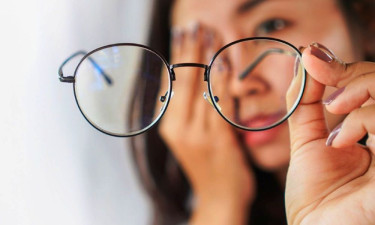 যেভাবে চশমার কাচ পরিষ্কার করবেন