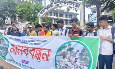 বাগেরহাটে স্কুলের সামনে ময়লা ফেলা বন্ধে শিক্ষার্থীদের মানববন্ধন