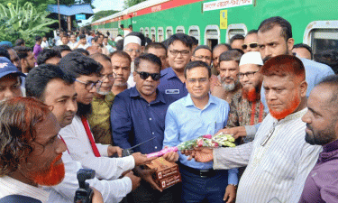 বেনাপোল এক্সপ্রেসের যাত্রাবিরতি, খুশিতে ভাসছে আলমডাঙ্গাবাসী