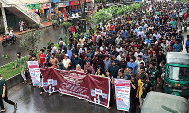 বৈষম্য নিরসনে ৩ দফা দাবিতে রুয়েট শিক্ষার্থীদের রাস্তায় অবস্থান