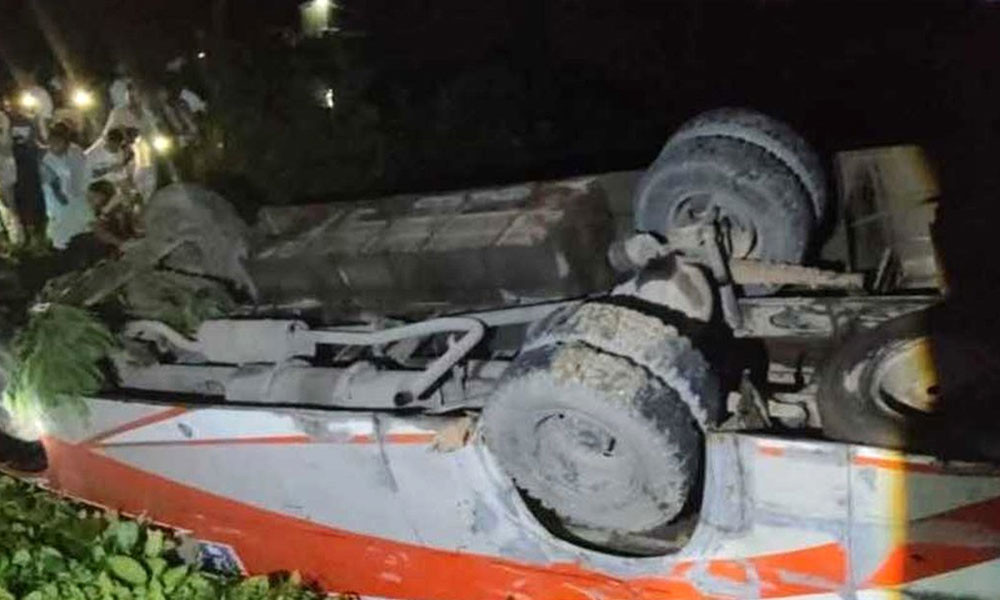 চকরিয়ায় যাত্রীবাহী বাস খাদে পড়ে নিহত ২
