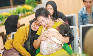 নিখোঁজ যাত্রীদের খোঁজে অপেক্ষারত স্বজনরা