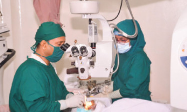 বসুন্ধরা চক্ষু হাসপাতালে বিনামূল্যে ৩৮ জনের ছানি অপারেশন