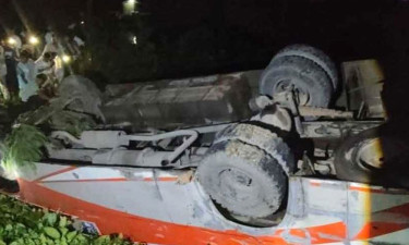 চকরিয়ায় যাত্রীবাহী বাস খাদে পড়ে নিহত ২