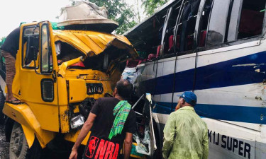 পাবনায় বাস-ট্রাক সংঘর্ষ, প্রাণ গেল ৩ জনের