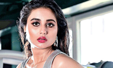 ব্যথায় কাবু হয়ে পড়লেন স্বস্তিকা