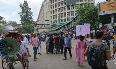 পিএসসি সংস্কারের দাবিতে শাহবাগ অবরোধ
