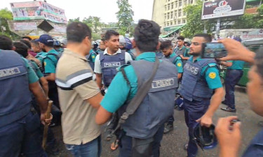 শাহবাগে পুলিশ-শিক্ষার্থী মুখোমুখি