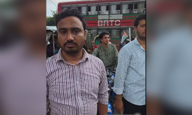 শিক্ষার্থীদের অবরোধে অচল শাহবাগ, ভোগান্তিতে নগরবাসী