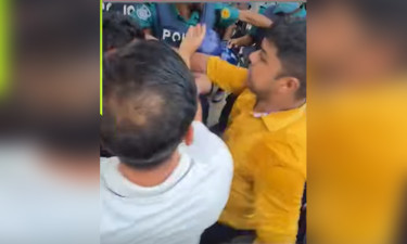 শাহবাগে চাকরি প্রত্যাশীকে বেধড়ক পেটাল পুলিশ