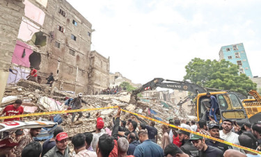 পাকিস্তানের সিন্ধু প্রদেশের রাজধানী করাচির লিয়ারি এলাকায় একটি পাঁচতলা আবাসিক ভবন ধসে পড়ে