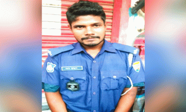 জনতার হাতে আটক পুলিশের পোশাক পরা ভুয়া কনস্টেবল
