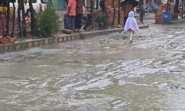 চট্টগ্রামের হালিশহরে খানাখন্দে ভরা সড়ক, দুর্ভোগ চরমে