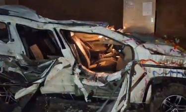 প্রাচীরে ধাক্কা খেয়ে উল্টে গেল গাড়ি, বরসহ নিহত ৮