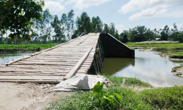 ৯ বছর ধরে বাঁশের সাঁকোই ভরসা