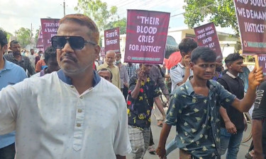 শাহবাগে আইন উপদেষ্টার বিরুদ্ধে কফিন মিছিল