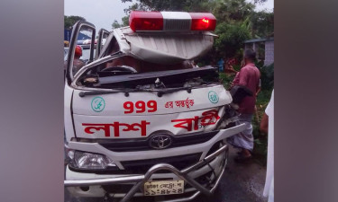 লাশ নিয়ে বাড়ি যাওয়ার পথে অ্যাম্বুল্যান্স দুর্ঘটনা, নিহত ২