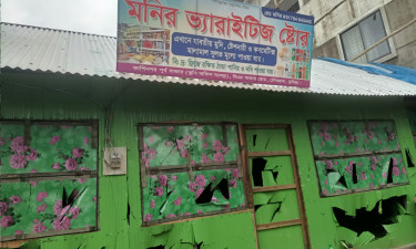 মধ্যরাতে আলো নিভিয়ে ককটেল ফাটিয়ে দোকান ভাঙচুর