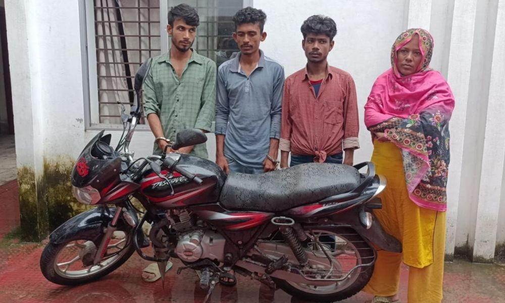মহেশপুরে ব্যবসায়ীকে মারধর করে মোটরসাইকেল ছিনতাই, নারী ইউপি সদস্যসহ আটক ৪