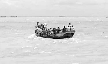 ভোলায় ৬ রুটে লঞ্চ বন্ধ অবৈধ নৌযানে পারাপার