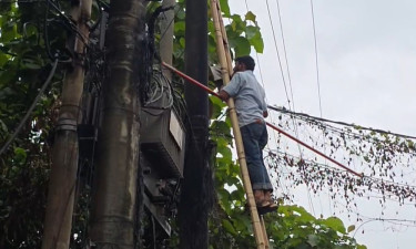 চট্টগ্রামের হালিশহর এলাকায় বৈদ্যুতিক খুঁটিতে আগুন
