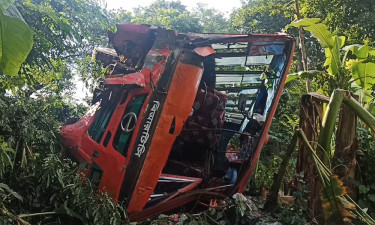 বিআরটিসি বাস উল্টে প্রাণ গেল হেলপারের