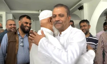 জানাজায় আসিফ নজরুল-জামায়াত আমিরের হৃদয়ছোঁয়া দৃশ্য