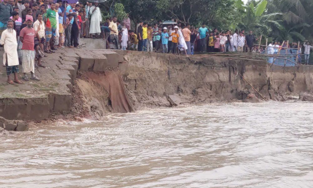 পদ্মা সেতু প্রকল্পের রক্ষা বাঁধে ২০০ মিটার ধস, স্থানীয়দের মধ্যে আতঙ্ক