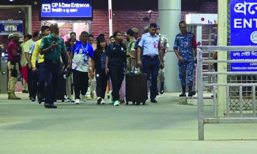 ভিআইপি গেট দিয়ে বেরিয়ে আসছেন নারী ফুটবলাররা