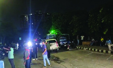 মঞ্চে ঢুকছেন নারী ফুটবলাররা