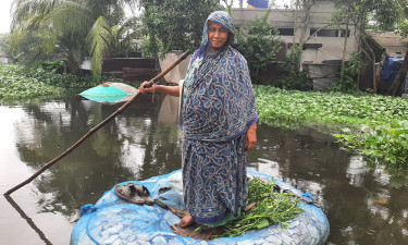 সাতক্ষীরায় জলাবদ্ধতা, যাতায়াতের একমাত্র অবলম্বন 'ভেলা'