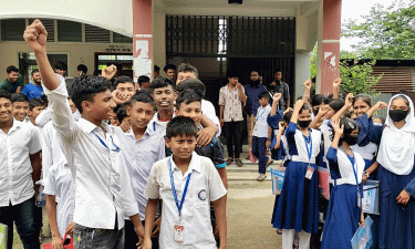 ক্লাস শেষে ছাত্রীকে একা পেয়ে যৌন হয়রানি, বিক্ষোভ
