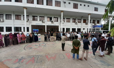 জাবিপ্রবিতে অ্যাম্বুল্যান্সের দাবিতে শিক্ষার্থীদের মানববন্ধন