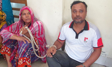 টাকা আত্মসাৎ করায় এনজিওর মালিককে বেঁধে রাখলেন গ্রাহকরা