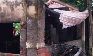 দুর্বৃত্তের আগুনে পুড়ল সাংবাদিকের বাড়ি