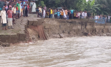 পদ্মা সেতু প্রকল্পের রক্ষা বাঁধে ২০০ মিটার ধস, স্থানীয়দের মধ্যে আতঙ্ক