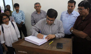 জুলাই-আগস্টে হত্যাকারীদের বিচারের দাবিতে গণস্বাক্ষর, উদ্বোধন করলেন ভিসি নিজেই