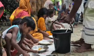 সপ্তাহে শতাধিক ক্ষুধার্তকে খাওয়ান সিএনজিচালক রাসেল