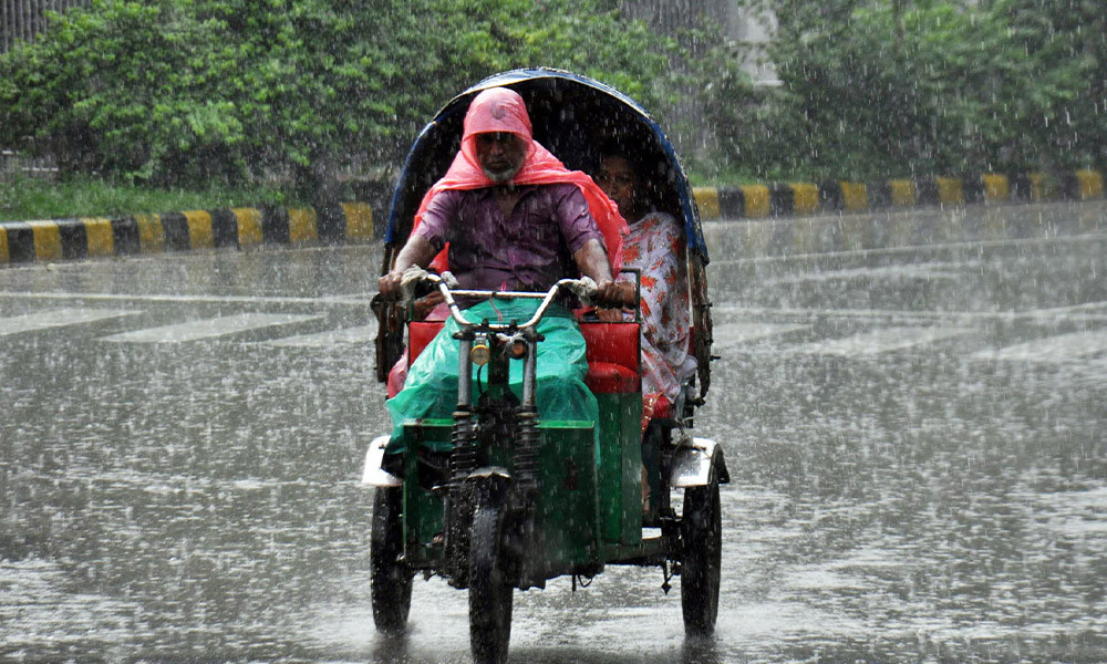 ৪ বিভাগে ভারি বর্ষণের সতর্কতা, সমুদ্রবন্দরে ৩ নম্বর সংকেত